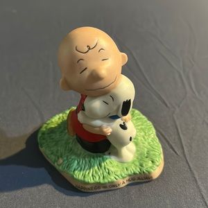 Hallmark Peanuts Gallery Hugs Figurine